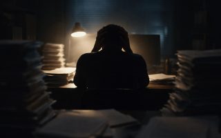 silhouette-dos-bureau-lumiere-sombre