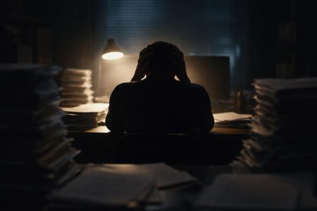 silhouette-dos-bureau-lumiere-sombre