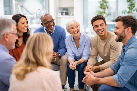 groupe-personnes-discussion-sourire