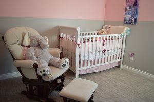Chambre bébé décorée avec des peluches