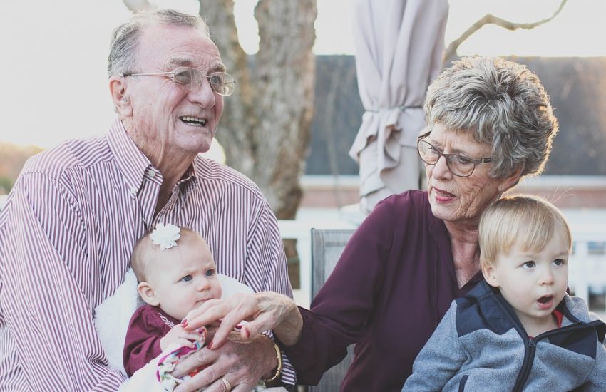 Grands-parents comblés avec leurs petits-enfants