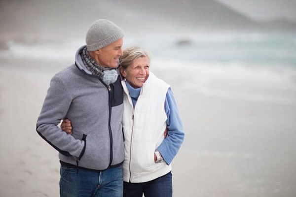 Couple de seniors habillés pour le froid en hiver