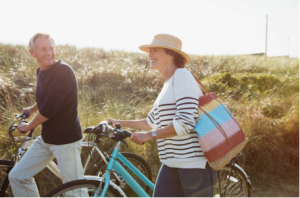 couple de séniors avec vélos à la campagne