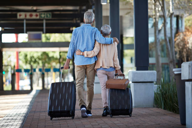 Couple de seniors à l'aéroport en vue d'un voyage de tour du monde