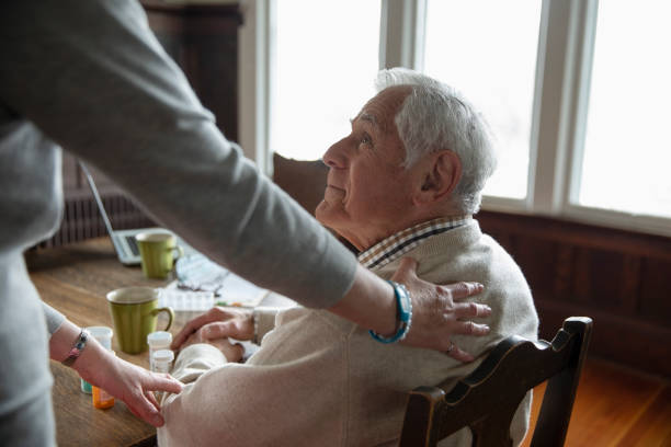 Aide à domicile qui s'adresse à une personne âgée