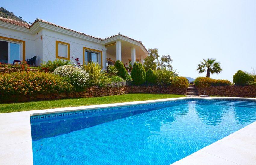 extérieur d'une maison avec une piscine