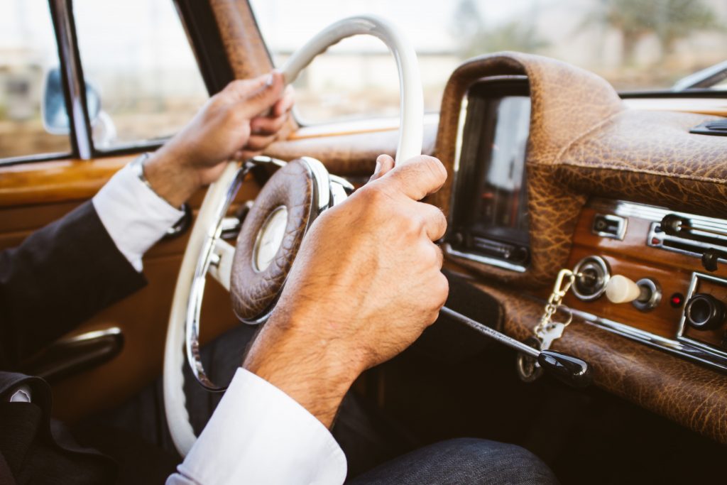 Le tableau de bord d'une vielle voiture