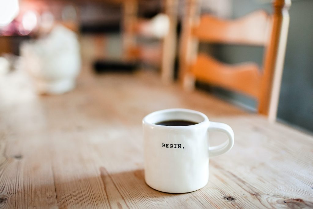 un mug de café blanc