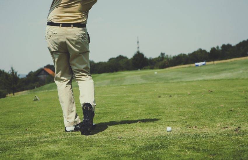 Senior qui joue au golf