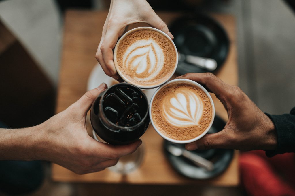 Des personnes trinquant au café