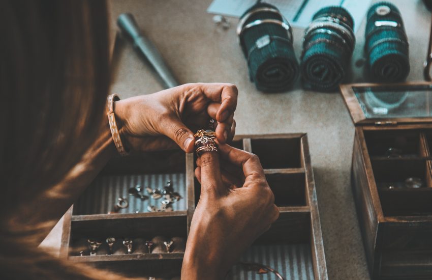 Joaillier qui estime des bijoux anciens à revendre