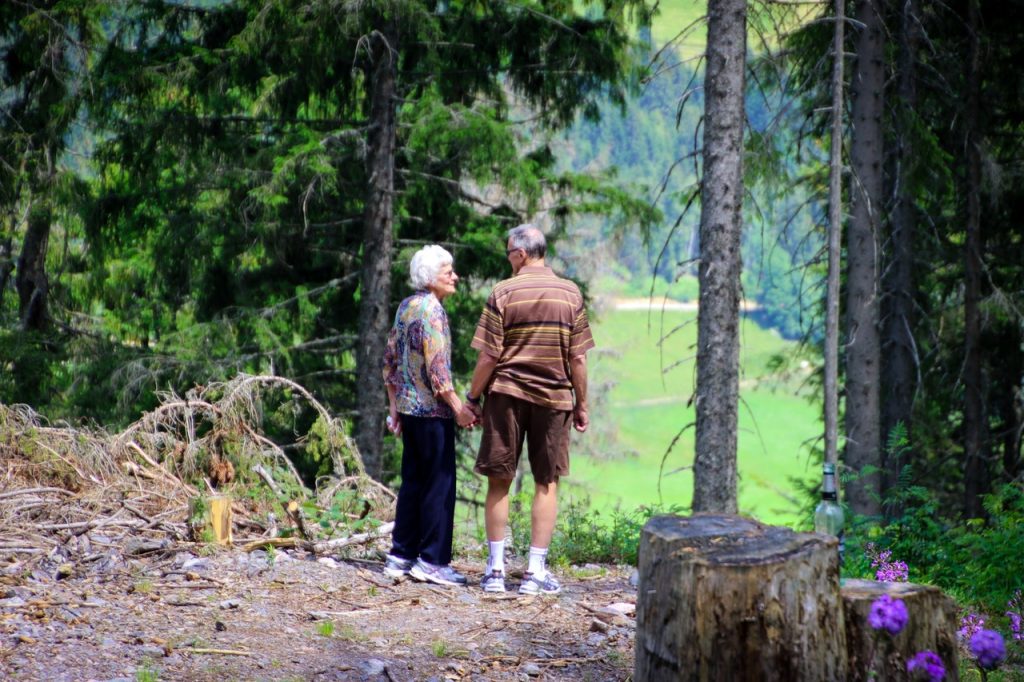 couple de seniors dans la forêt