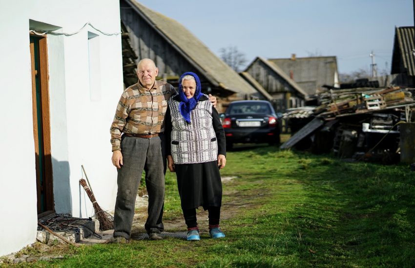 personnes âgées devant une maison