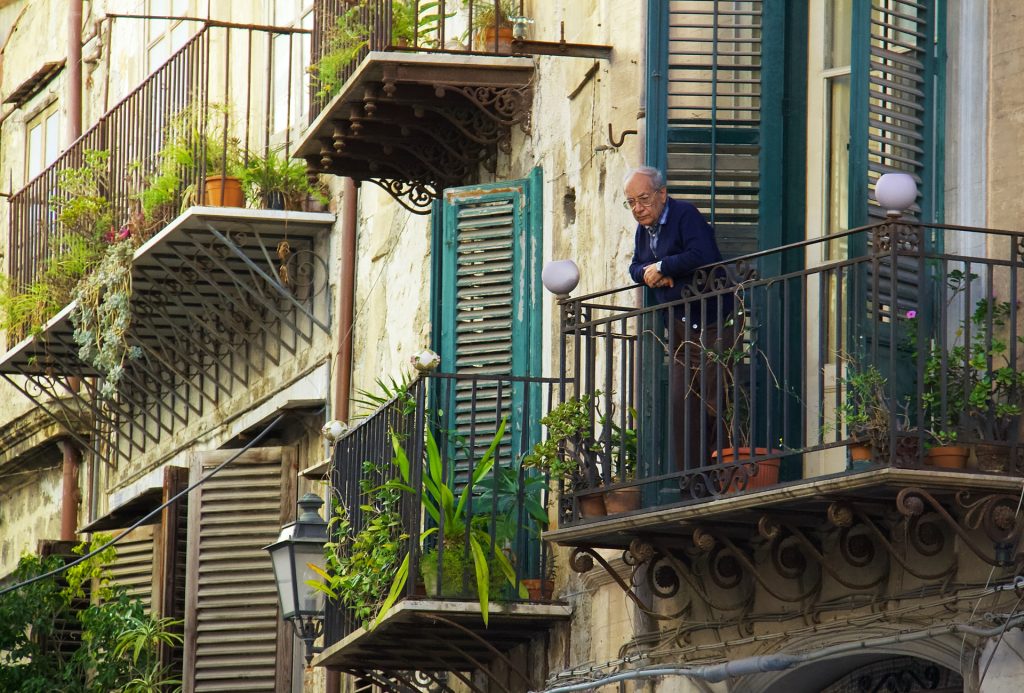 personne âgé sur un balcon