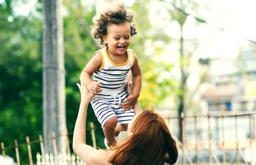 enfant qui rigole avec sa maman